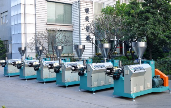 Plastic solution extrusion machine 